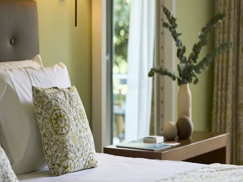 rooms-double-room-main-duilding-garden-view