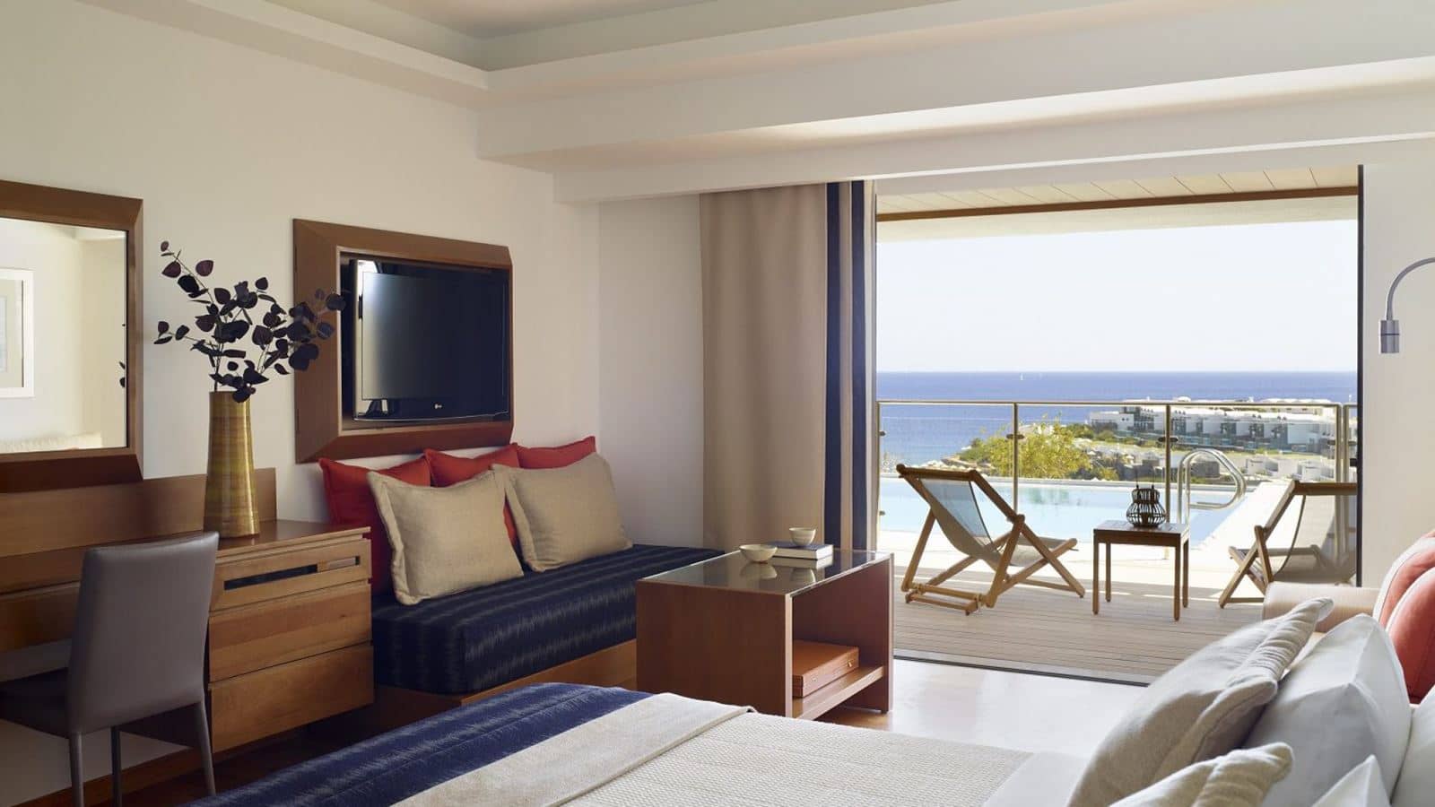 rooms-superior-onebedroom-suite-sea-view--shared-pool