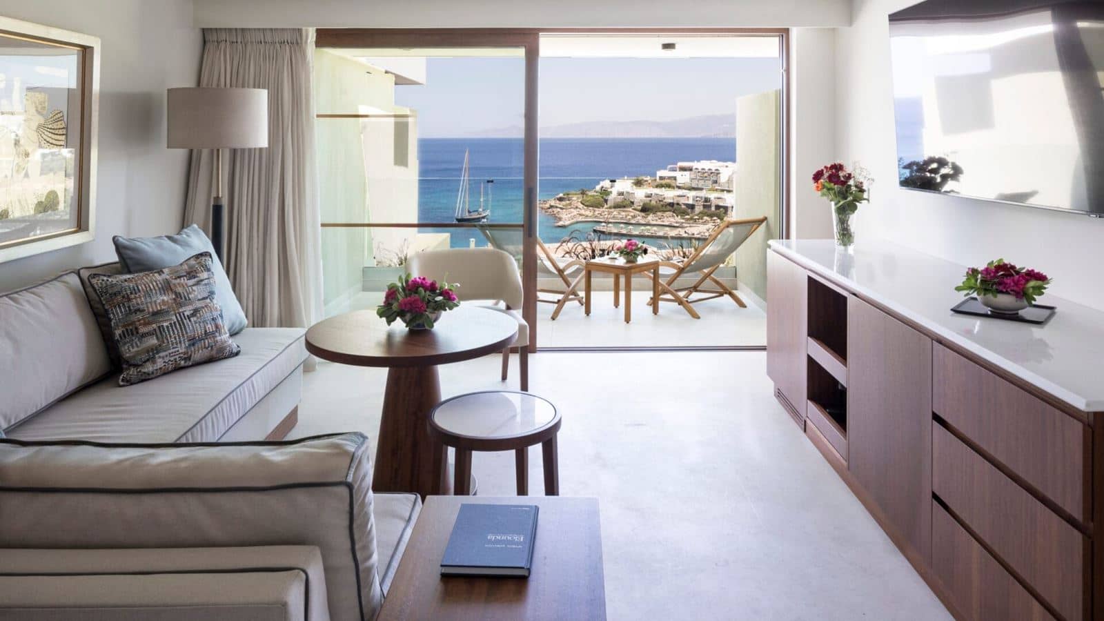 rooms-premium-family-1bedroom-suite-sea-view--individual-pool