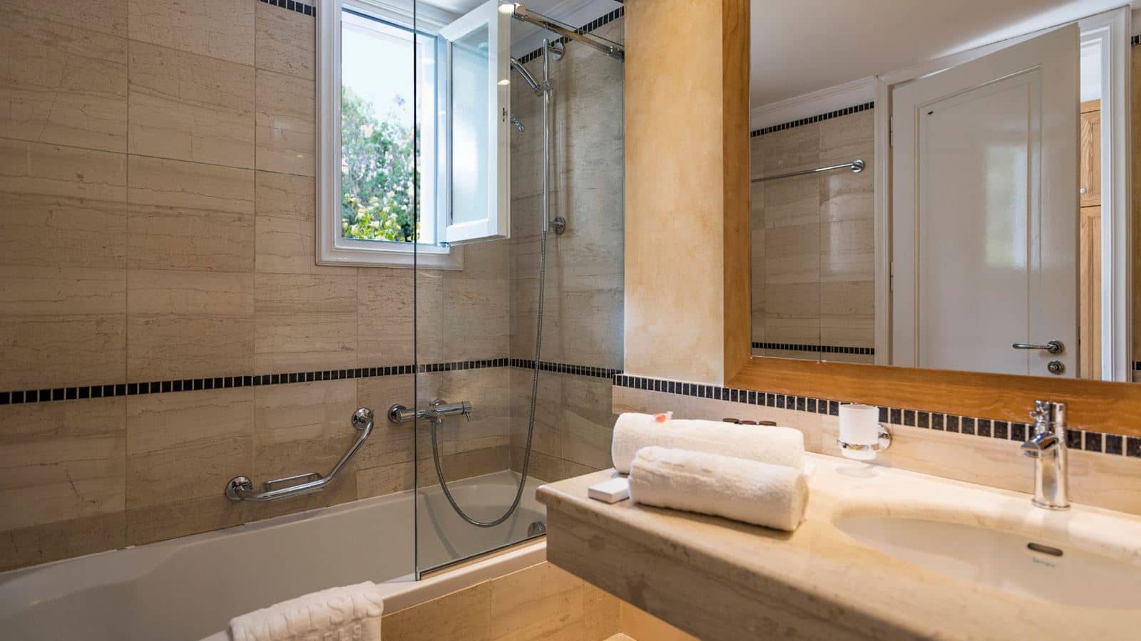 rooms-double-pool-view
