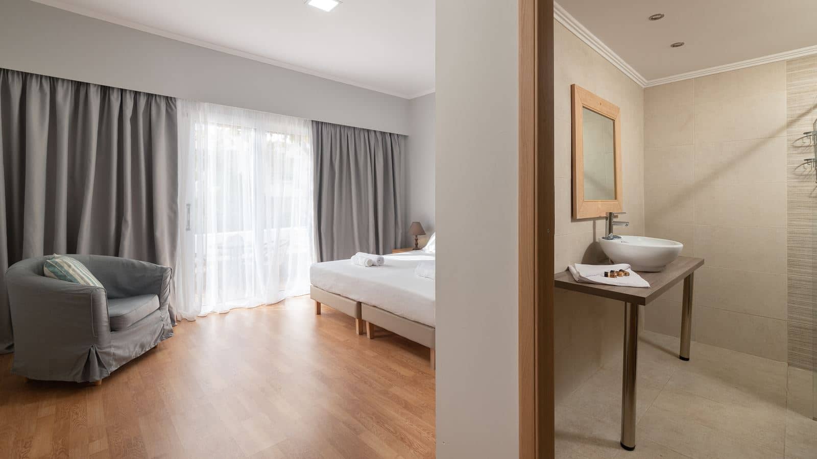 rooms-standard-double-room-balcony