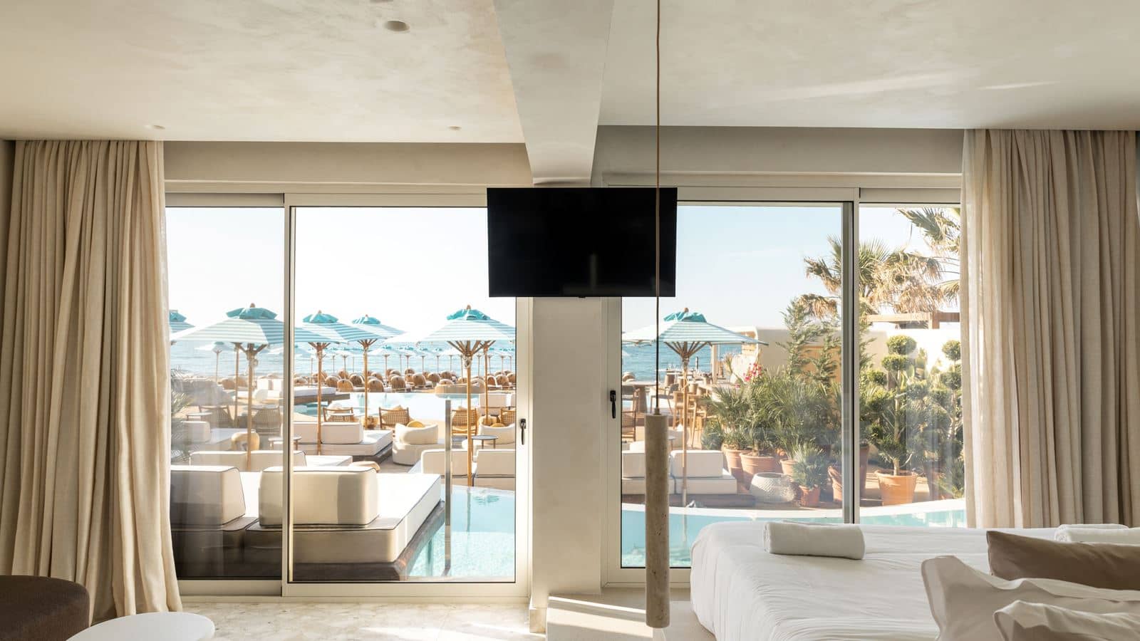 rooms-cave-oasis-seafront-suite-1-bedroom-privatepool