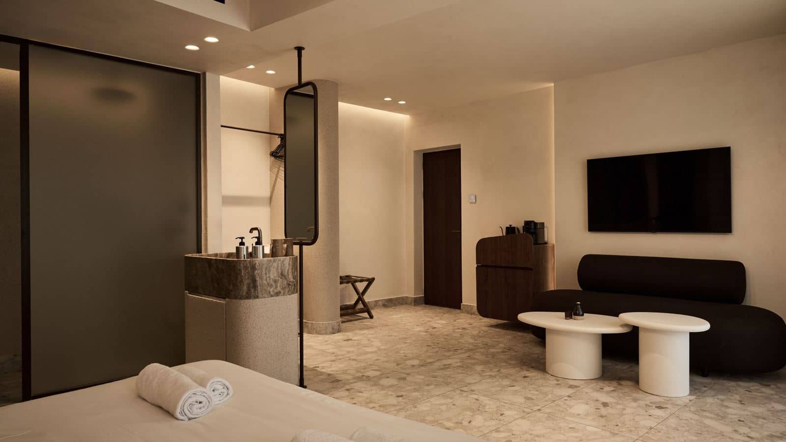 rooms-starlight-1-bedroom-suite-pool-view-outdoor-jacuzzi