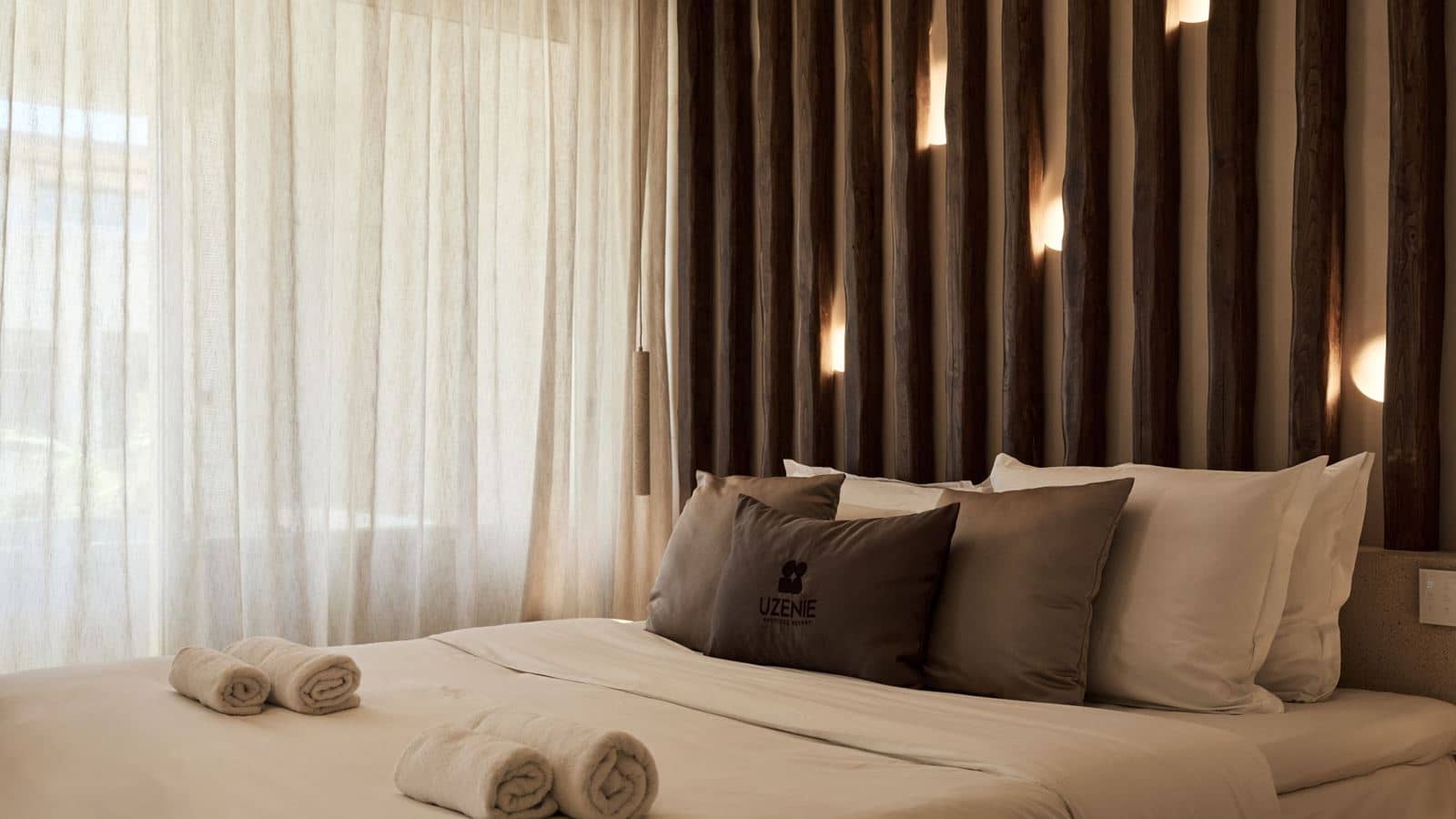 rooms-starlight-1-bedroom-suite-pool-view-outdoor-jacuzzi