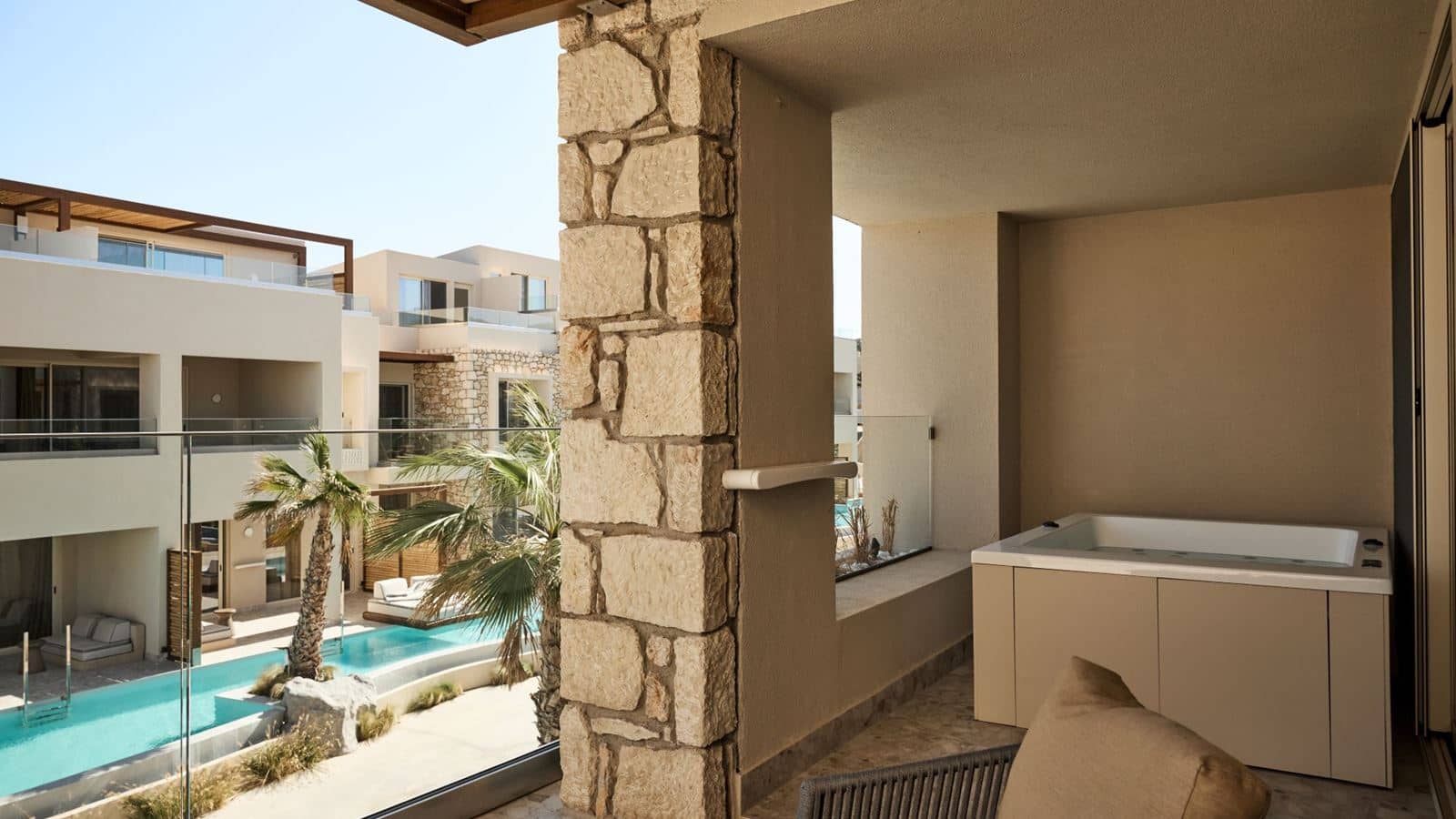 rooms-starlight-1-bedroom-suite-pool-view-outdoor-jacuzzi