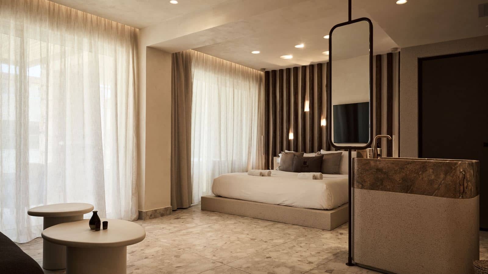 rooms-starlight-1-bedroom-suite-pool-view-outdoor-jacuzzi