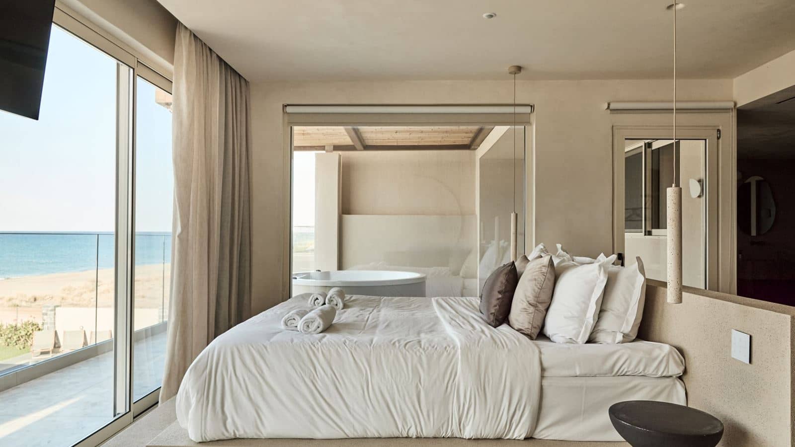 rooms-horizon-grand-suite-seaview-outdoor-jacuzzi