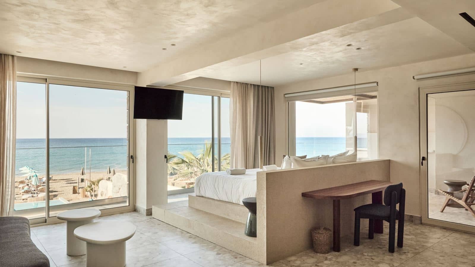 rooms-horizon-grand-suite-seaview-outdoor-jacuzzi