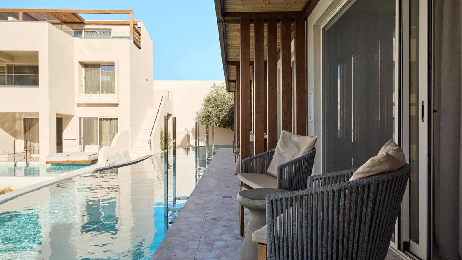 rooms-1-bedroom-suite-seaview-swimup