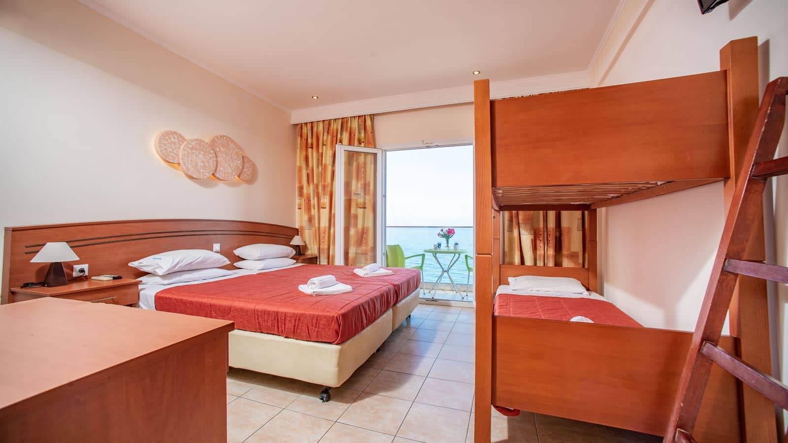 rooms-family-superior-open-plan-with-bunkbed-sea-view