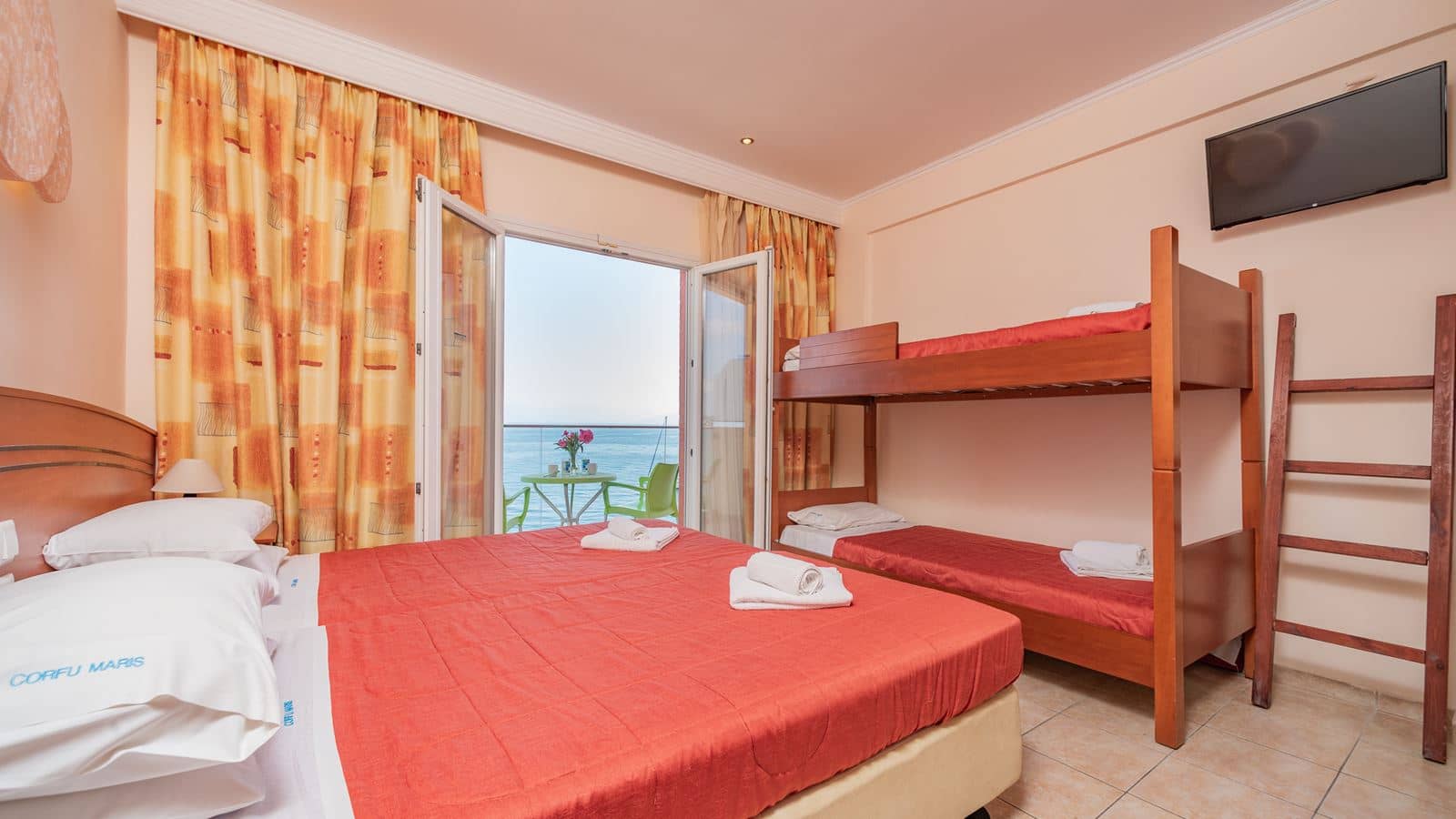 rooms-family-superior-open-plan-with-bunkbed-sea-view