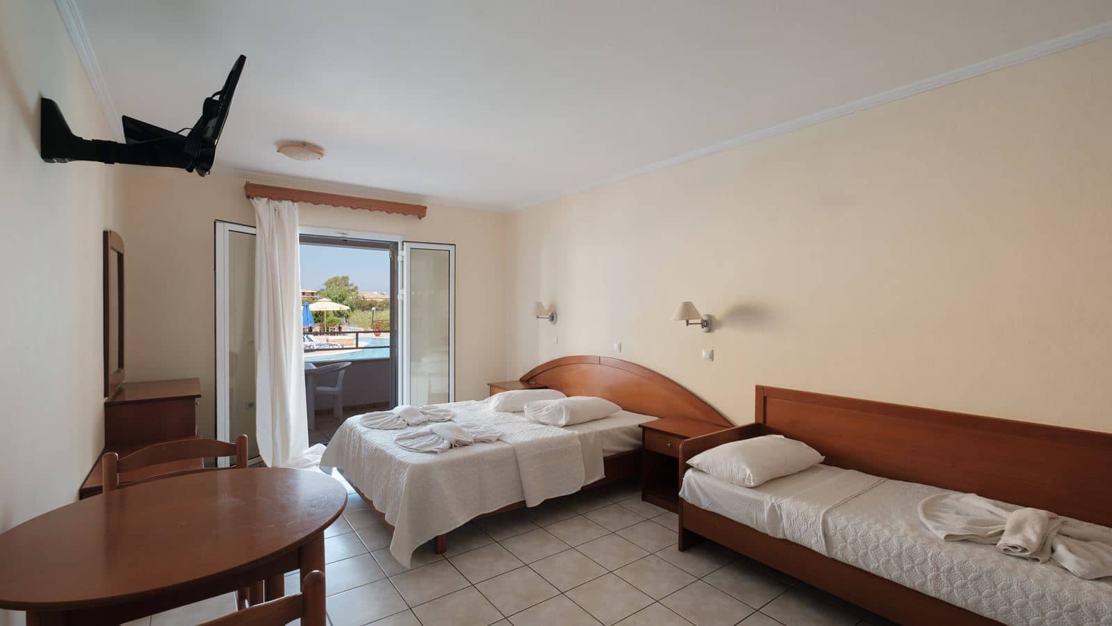 rooms-studio-balcony-or-terrace