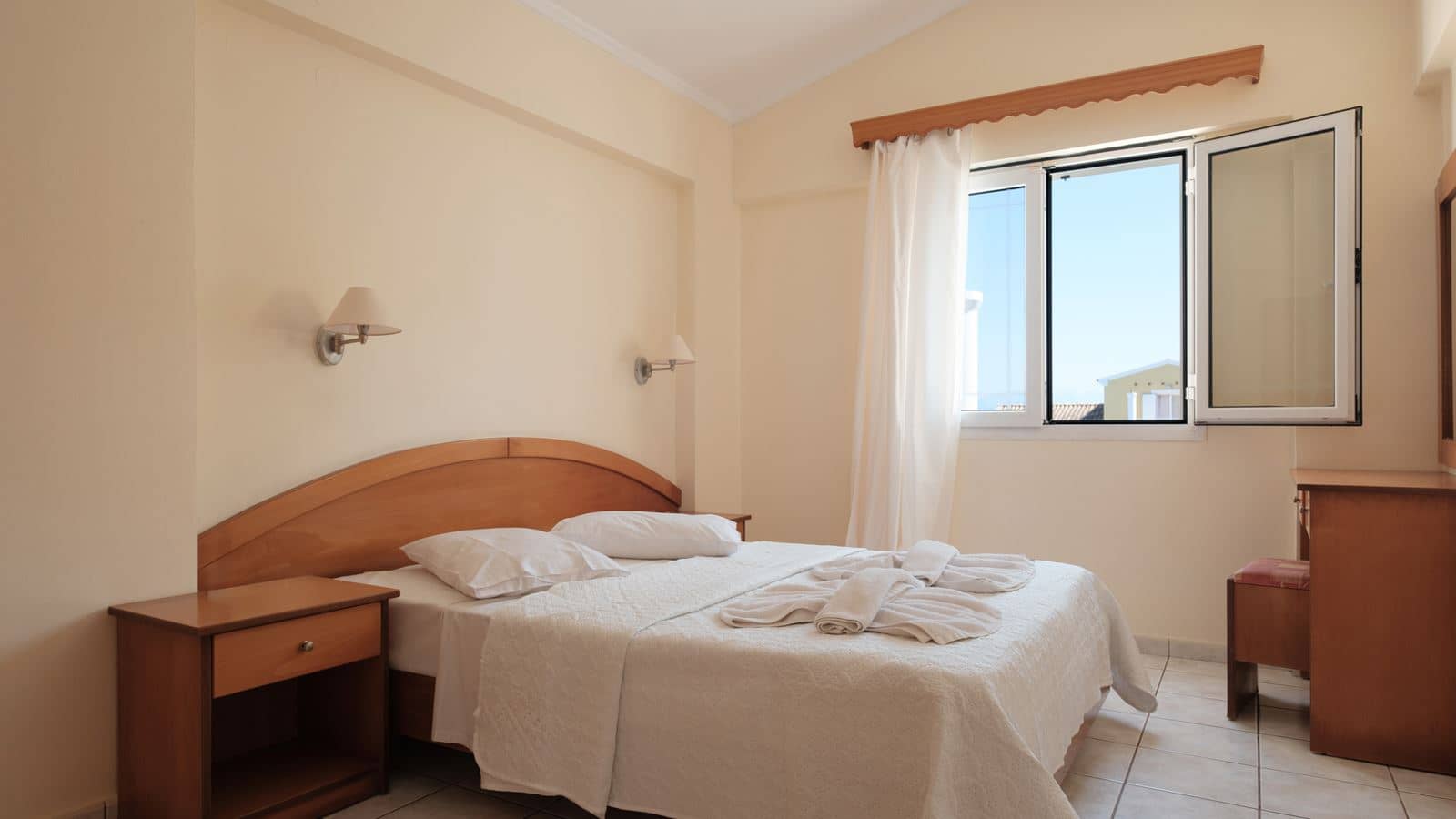 rooms-apartment-1-bedroom-balcony-or-terrace