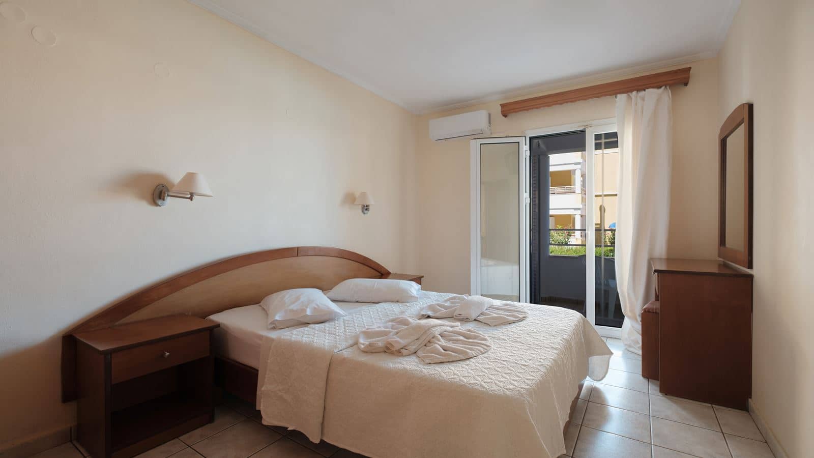rooms-apartment-2-bedrooms-balcony-or-terrace