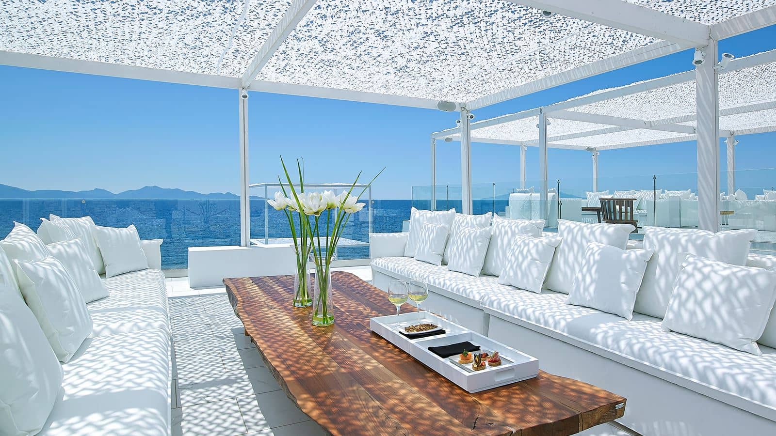 bars-white-lounge