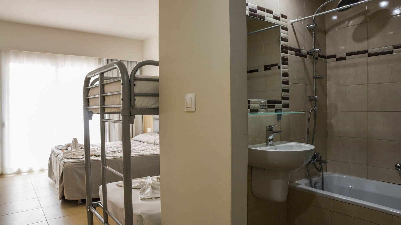rooms-room-family-large-w-bunkbed