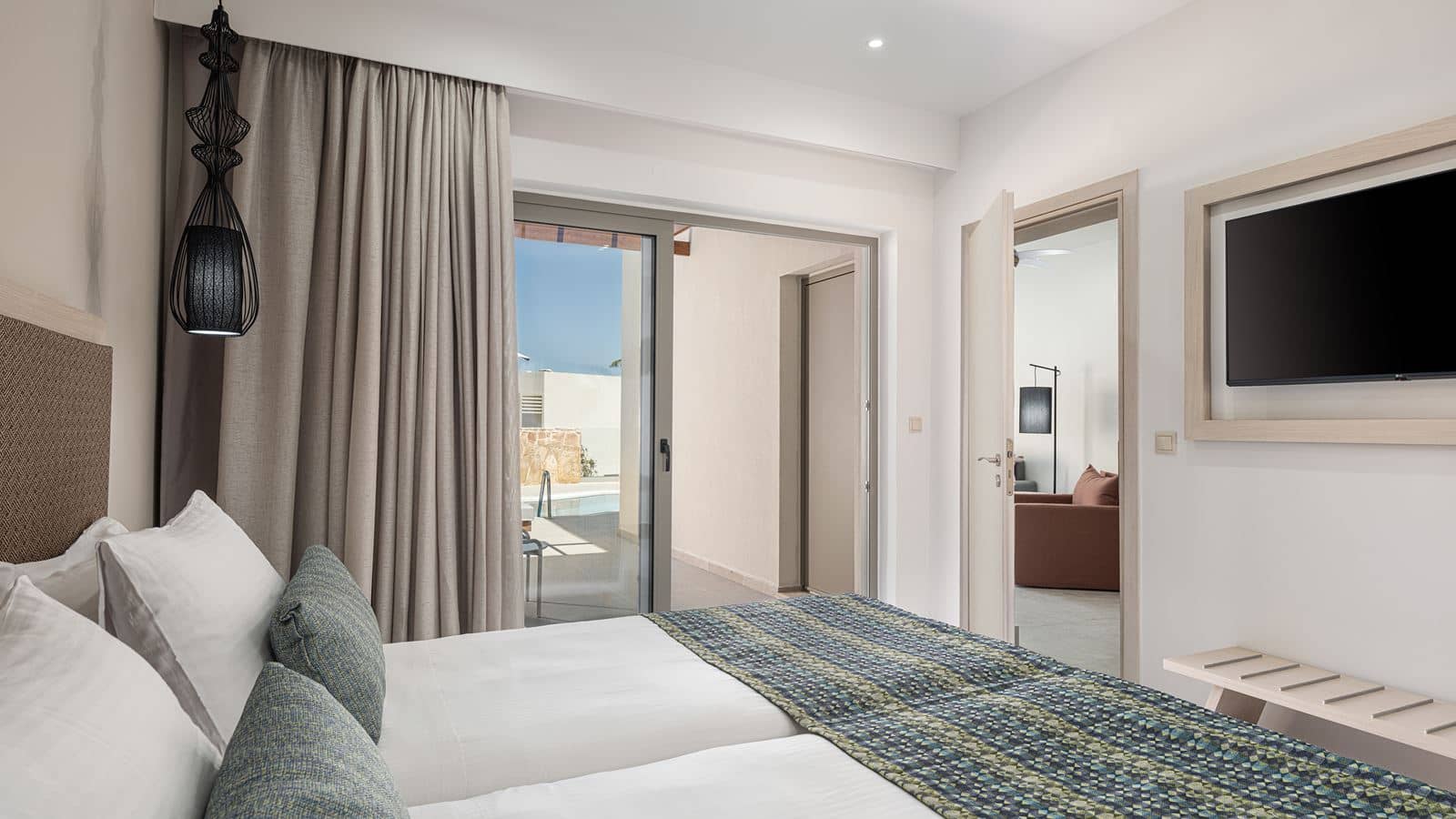 rooms-suite-with-private-pool