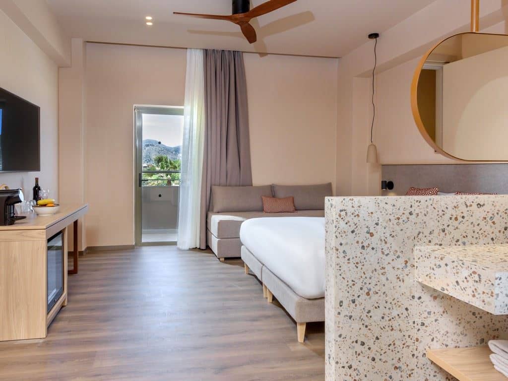 rooms-suite-junior-sideseaview-balcony-or-terrace