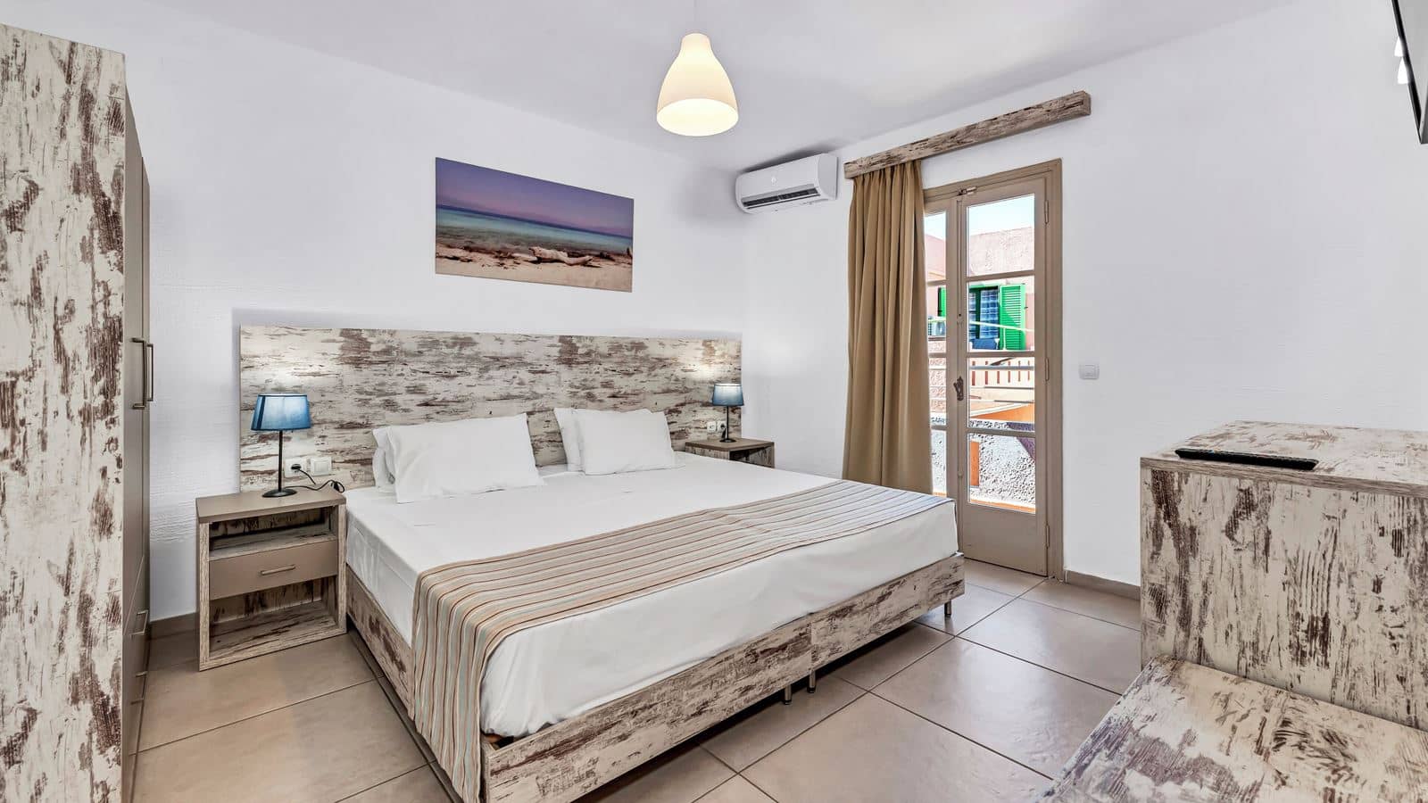 rooms-suite-junior-1-bedroom--living-room-balcony-or-terrace