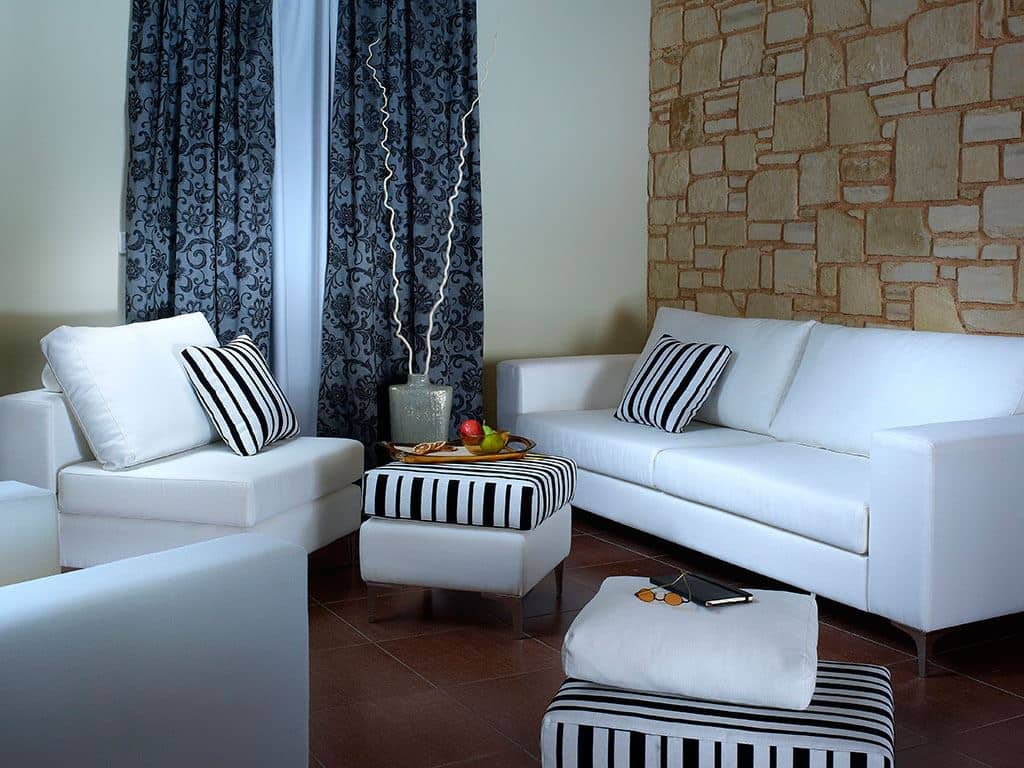 rooms-family-suite-one-separate-bedroom