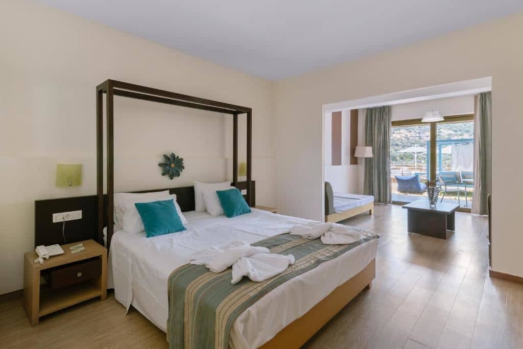 rooms-family-suite-one-separate-bedroom
