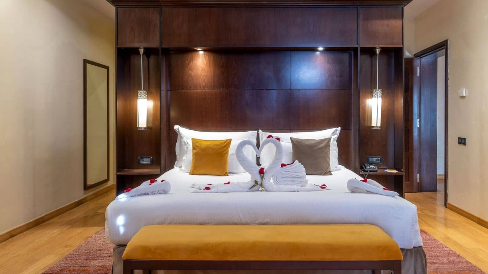 rooms-singleuse-suite-pool-view-