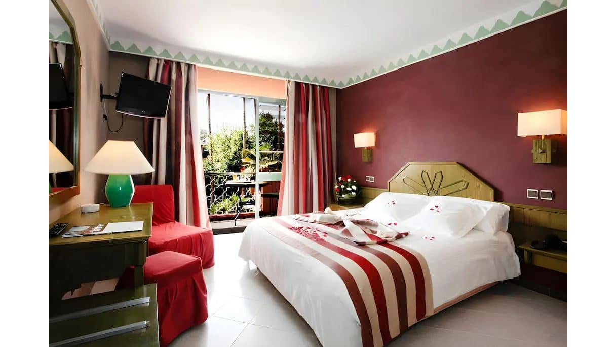 rooms-family-room-garden-view-