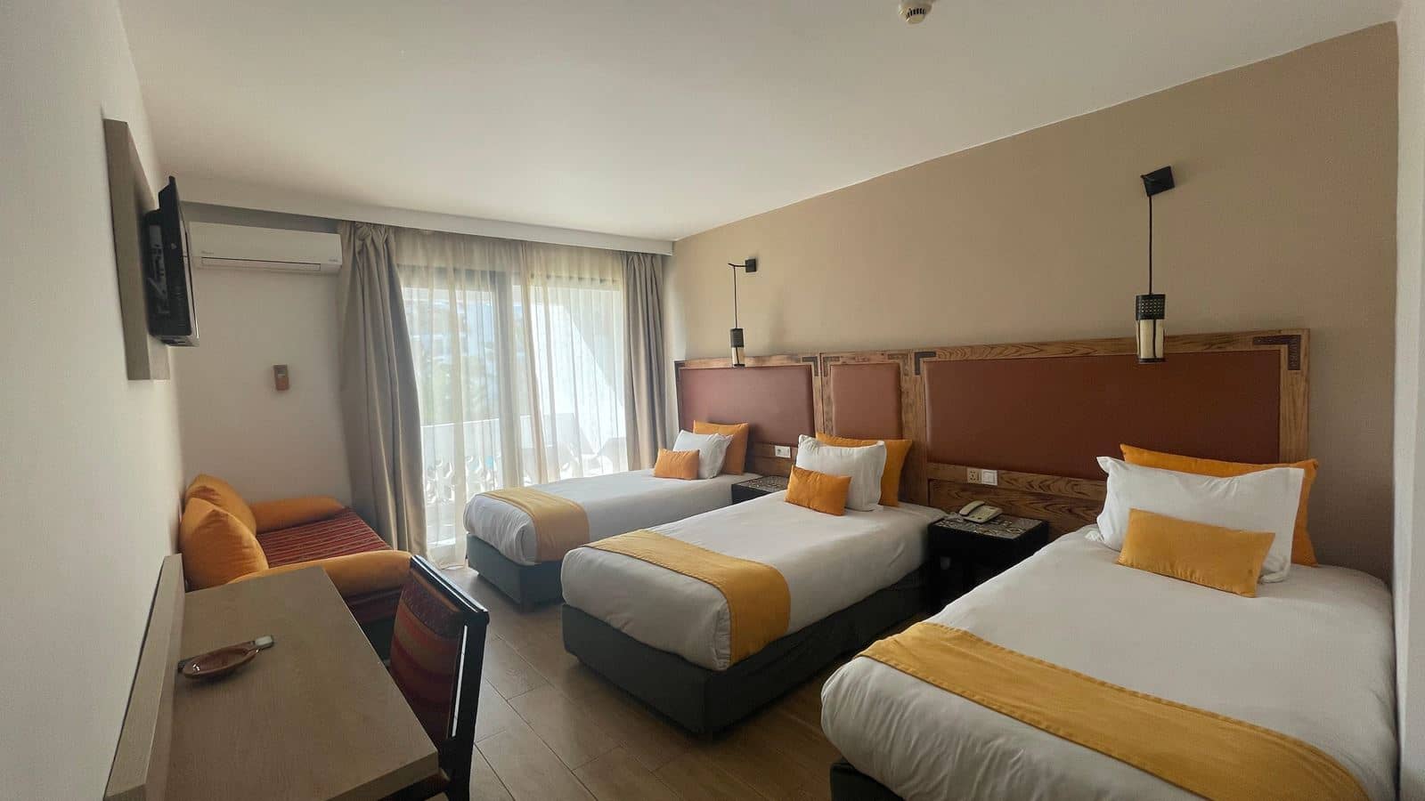 rooms-familyroom-gardenpool-view