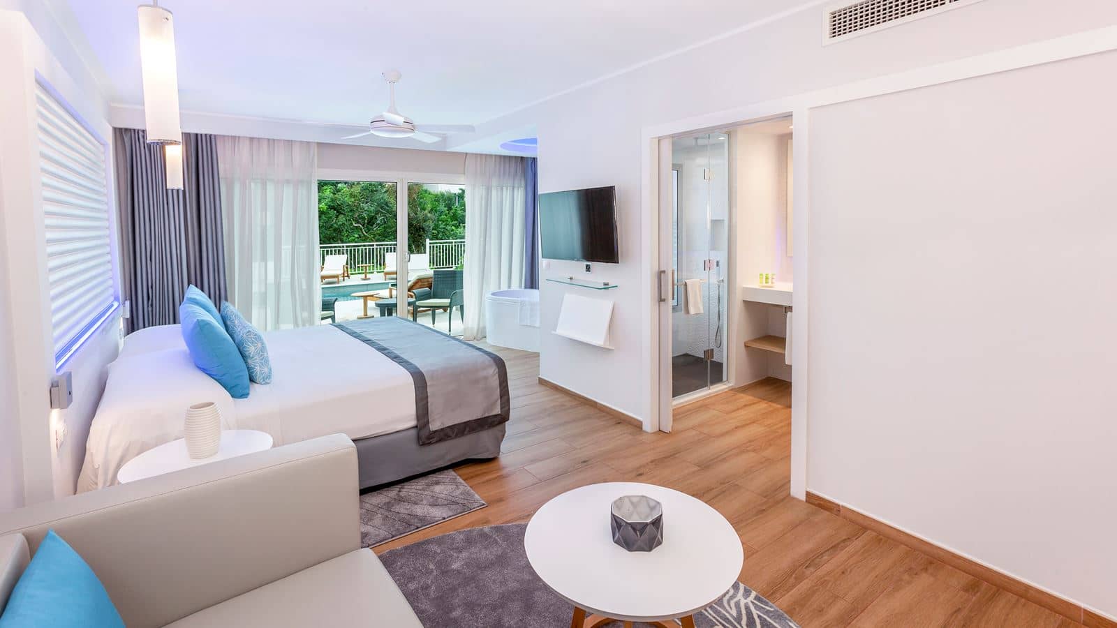 rooms-junior-suite-garden-swimup-royal-service