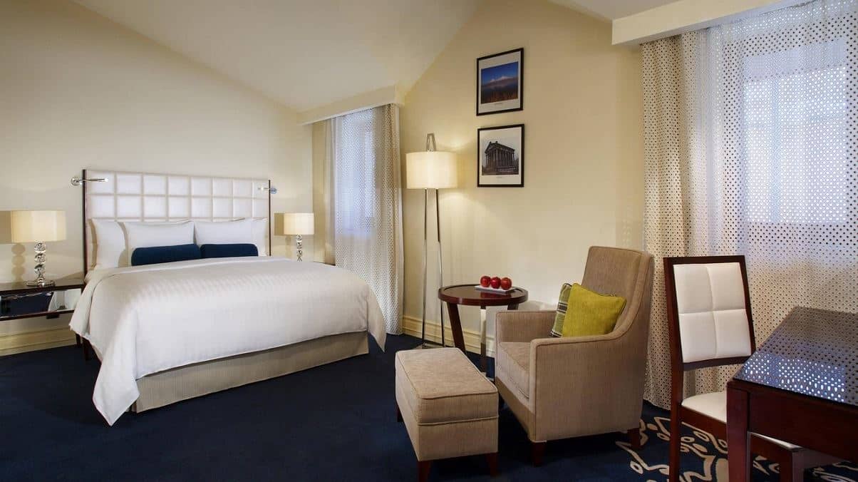 rooms-deluxe-room