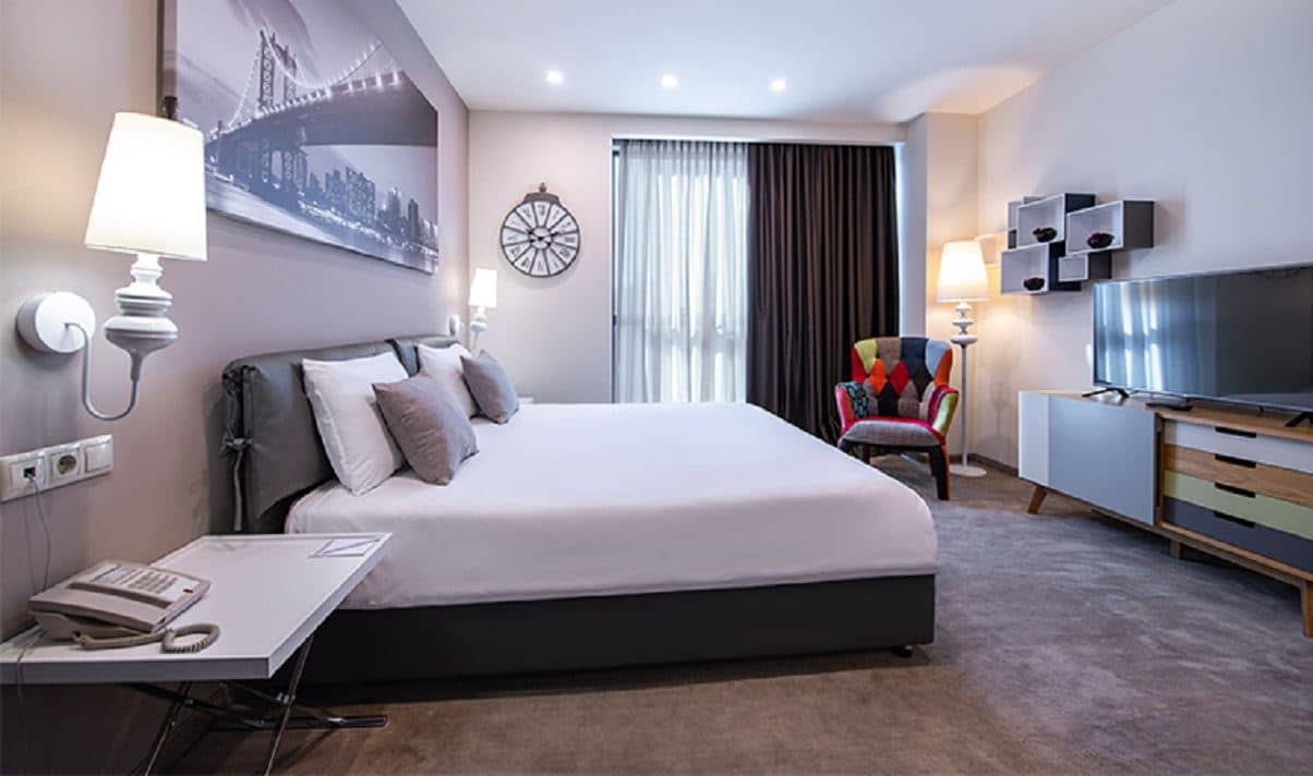 rooms-deluxe-king-sgl