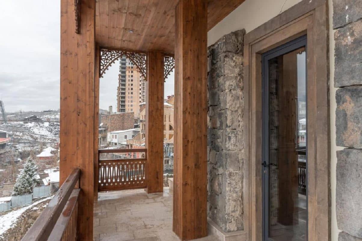 rooms-family-suit-with-balcony-sngl