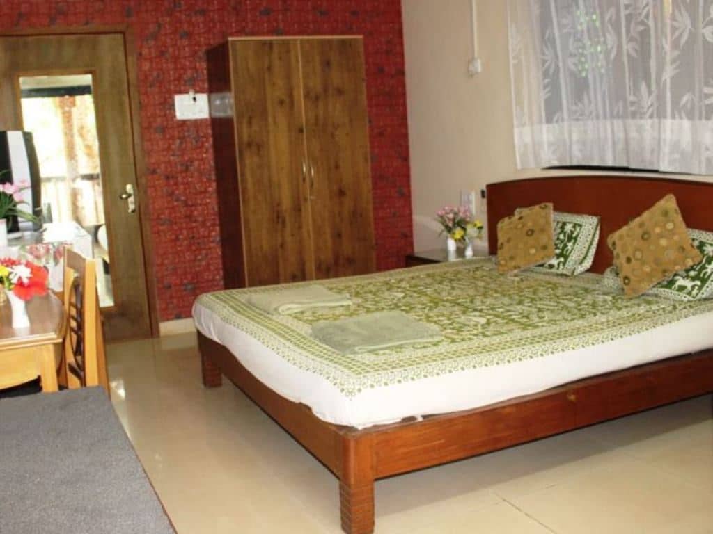 rooms-deluxe-ac-room