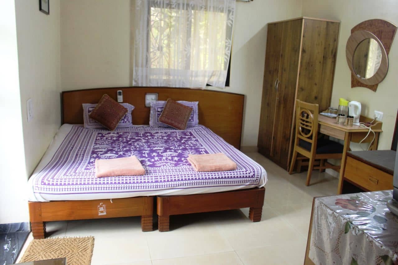 rooms-deluxe-ac-room
