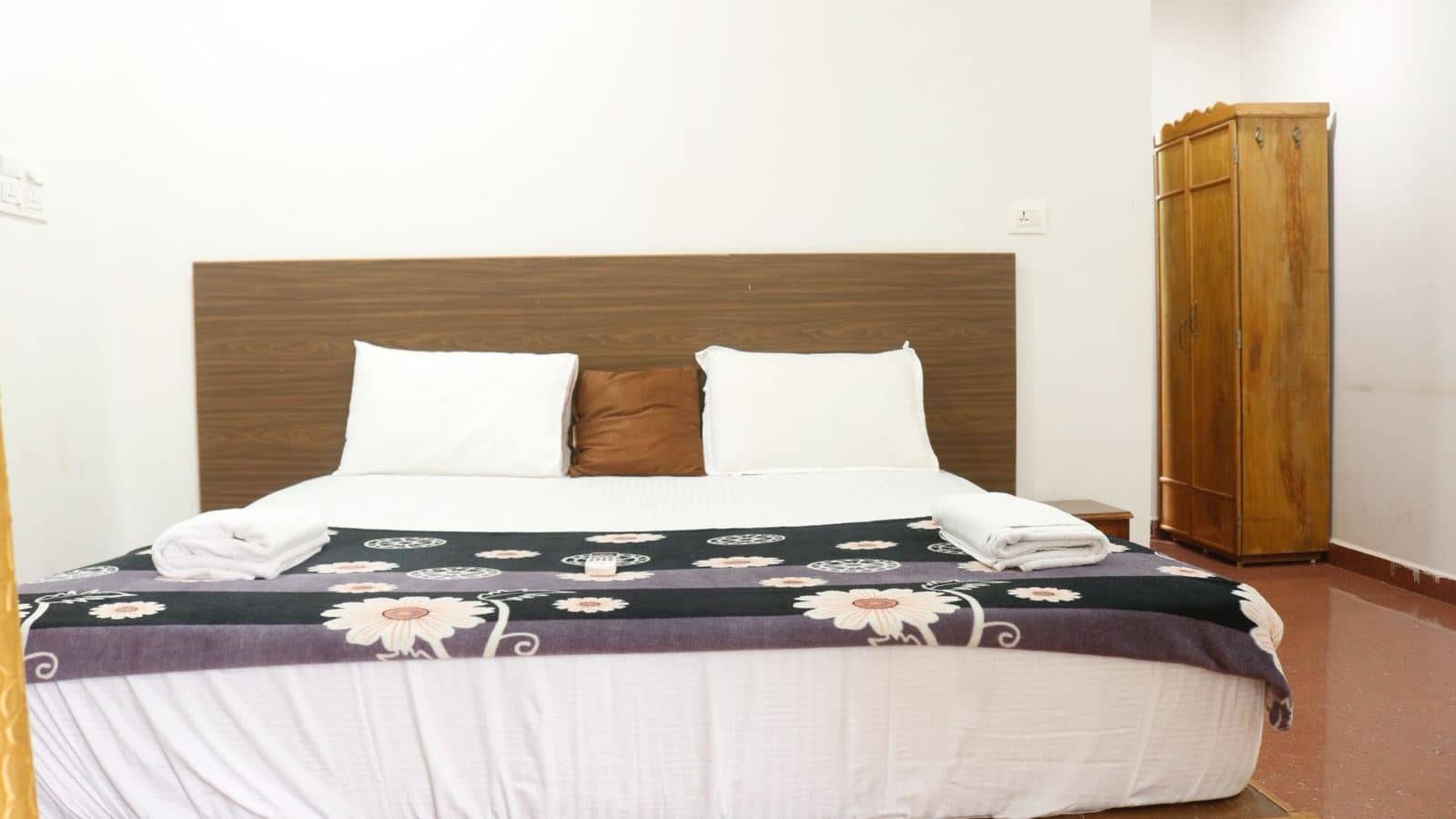 rooms-deluxe-ac-room