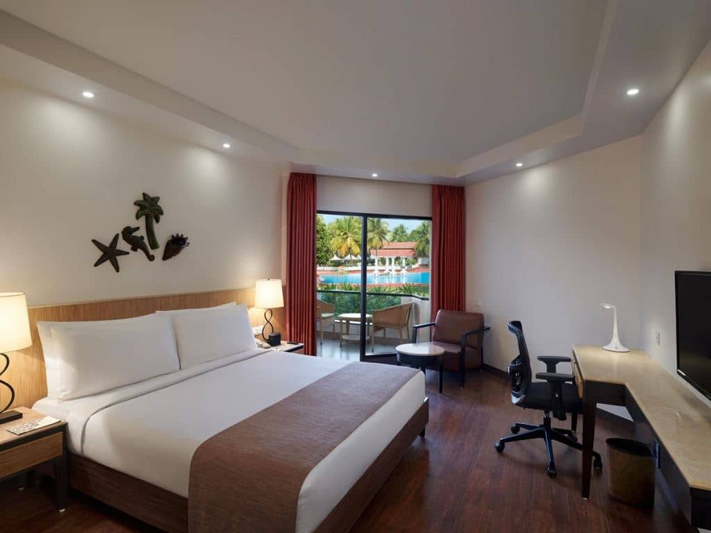 rooms-pool-view