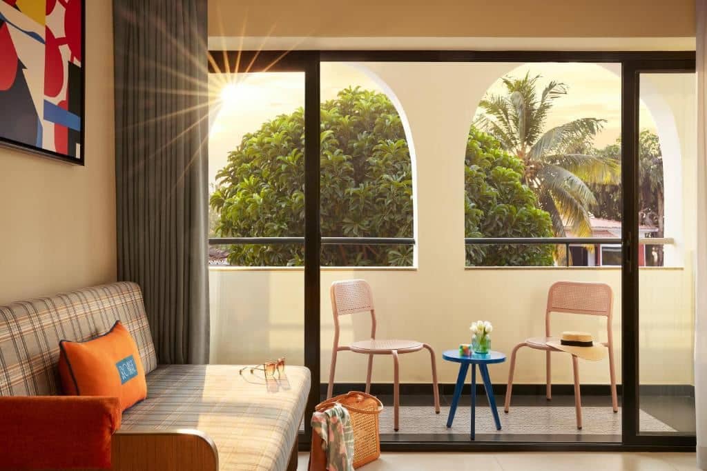 rooms-king-bed-pool-view-with-balcony