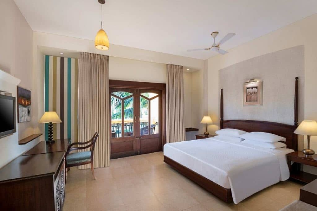 rooms-deluxe-pool-view-with-balcony