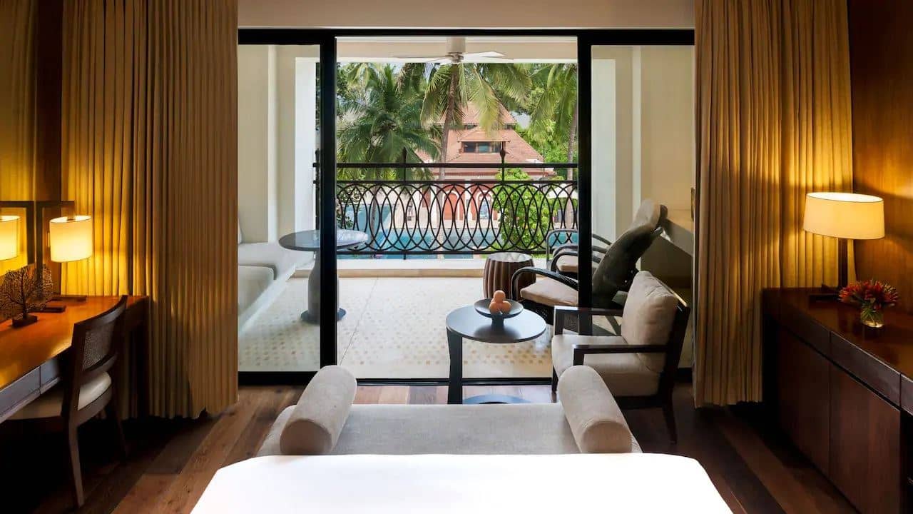 rooms-pool-view