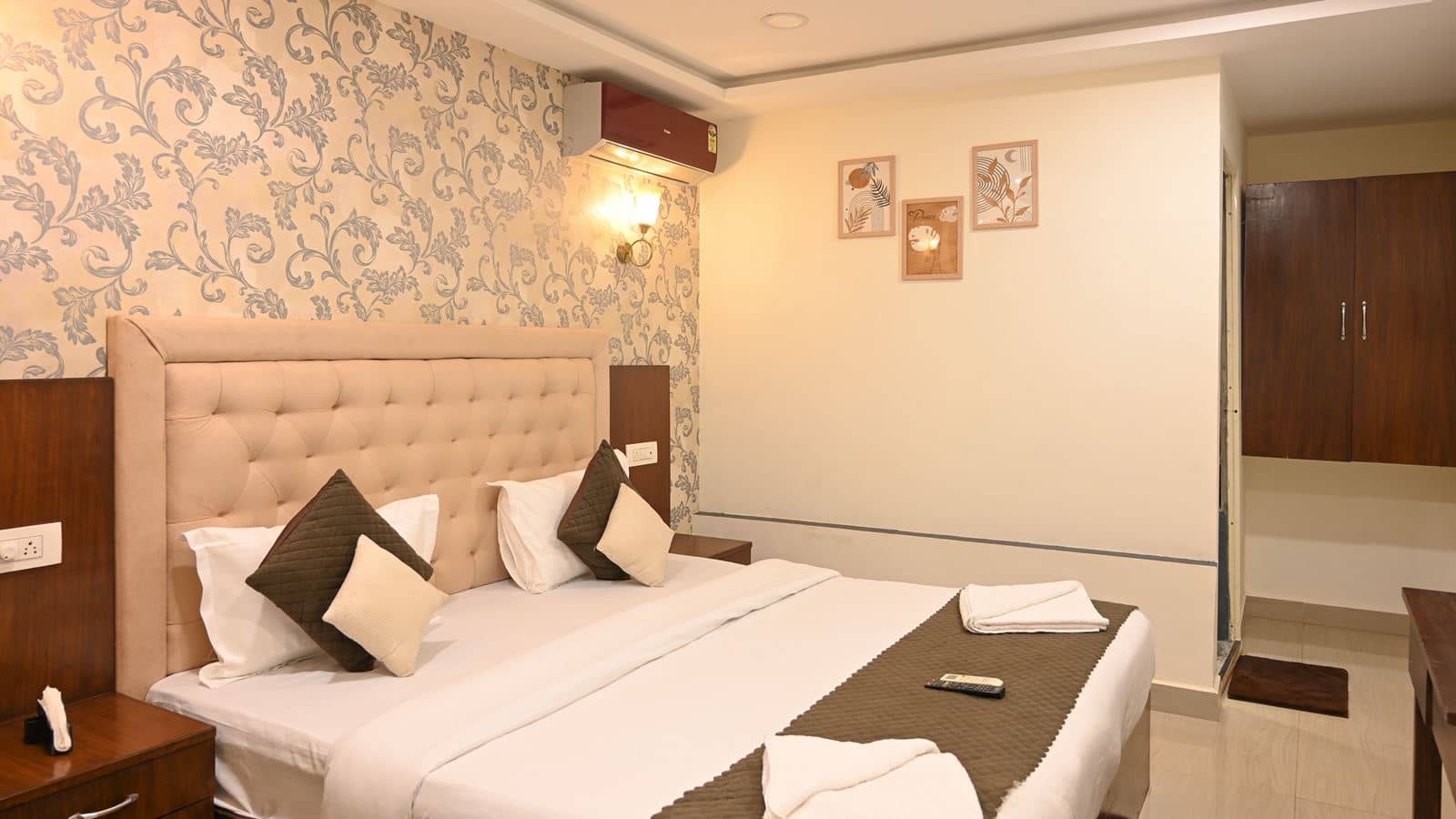 rooms-deluxe-room