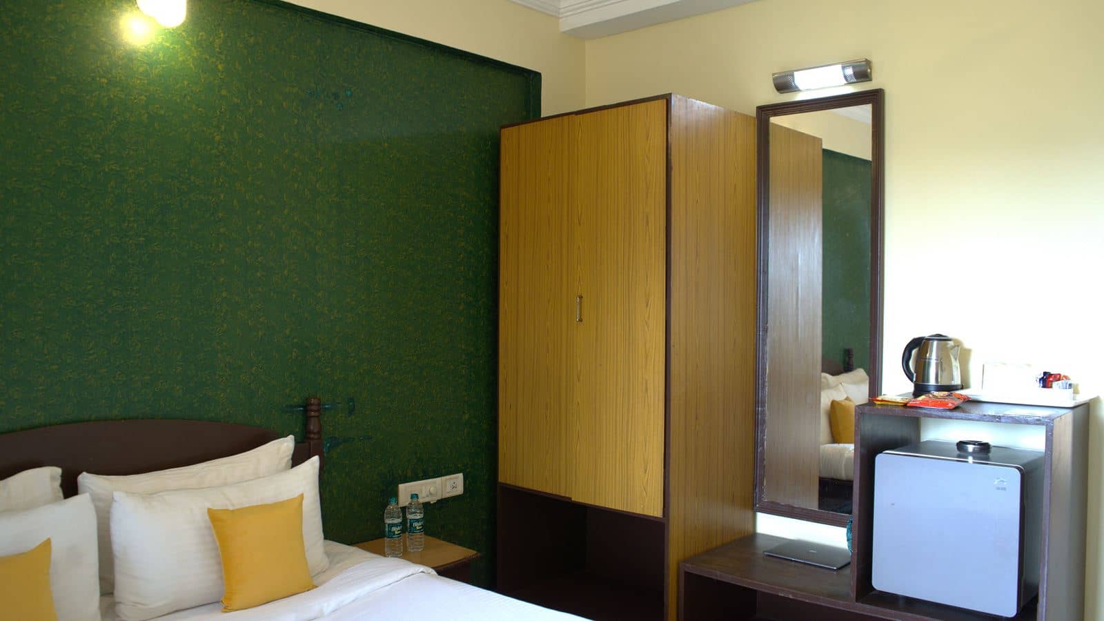 rooms-deluxe-room