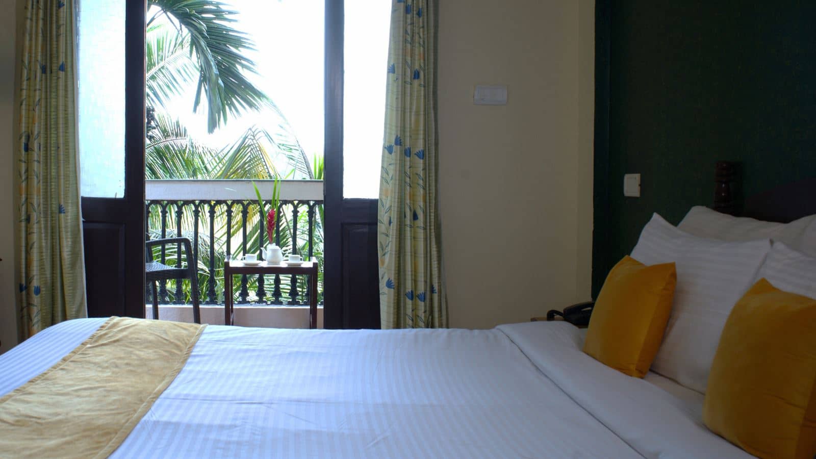 rooms-deluxe-room