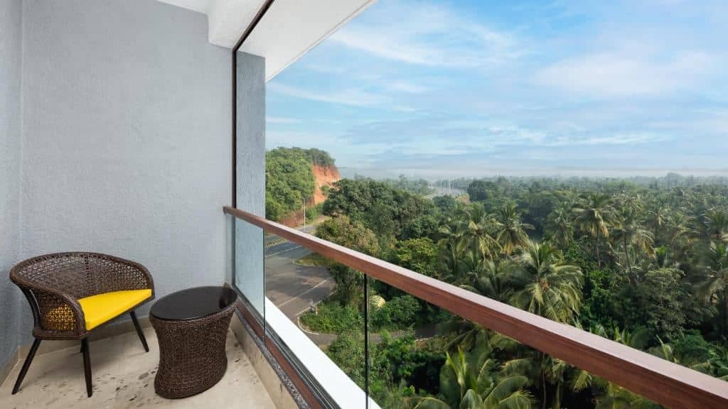 rooms-deluxe-suite-with-balcony