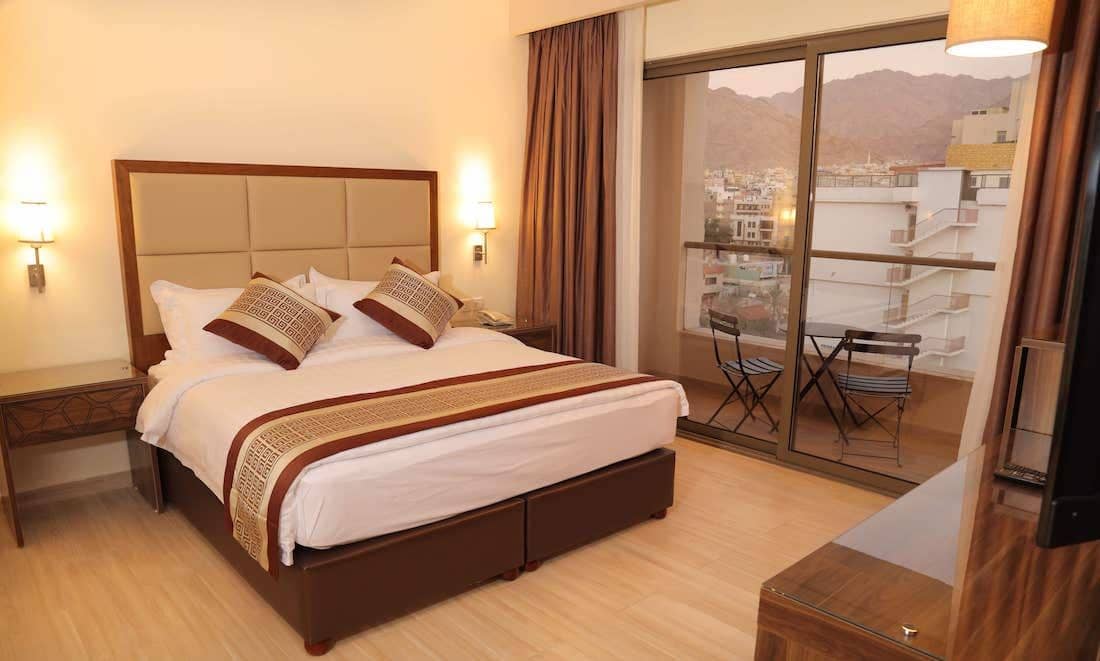 rooms-deluxe-room