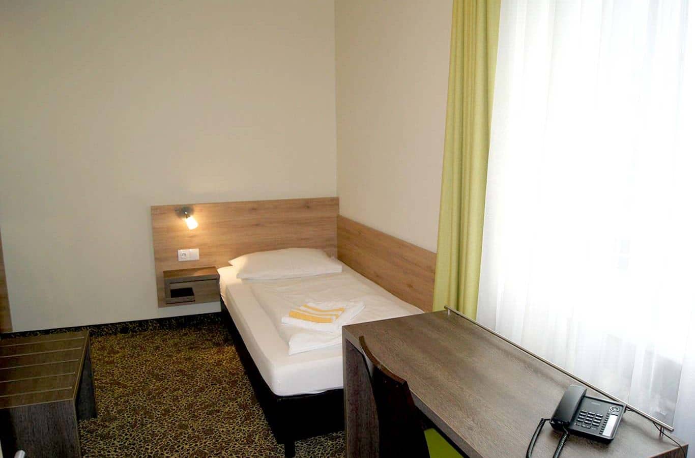 rooms-single-room-balcony
