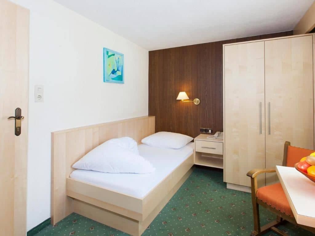 rooms-single-deluxe-room