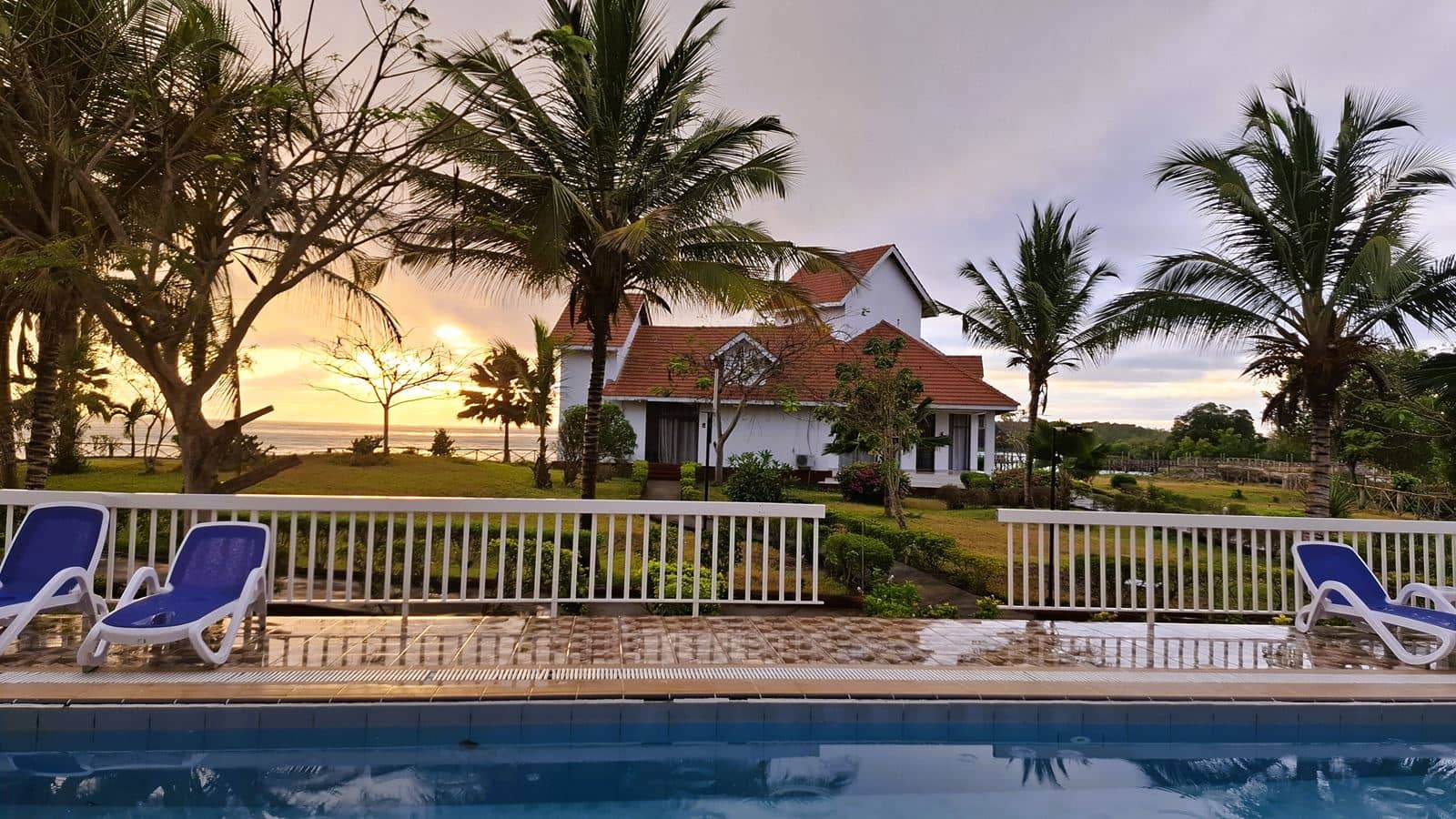 rooms-superior-pool-view-room
