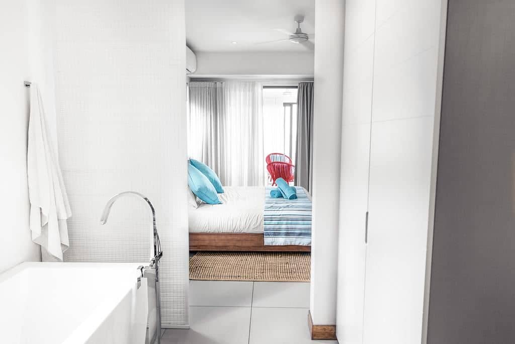 rooms-bedroom-deluxe-apartment