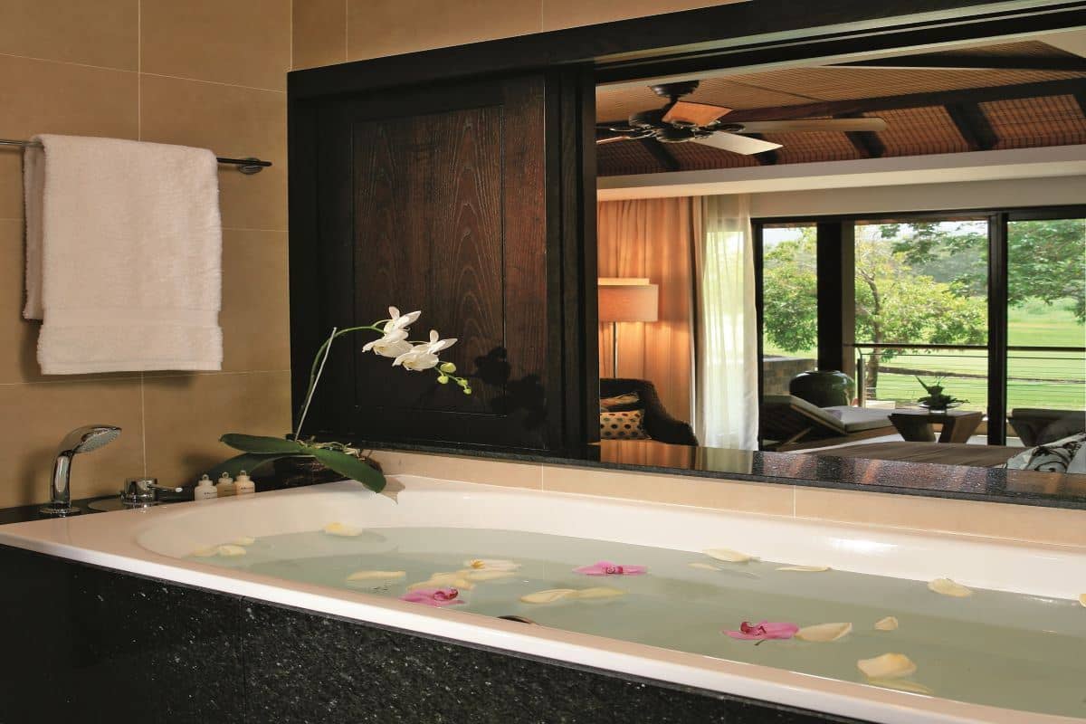 rooms-1broom-prestige-suite-golf