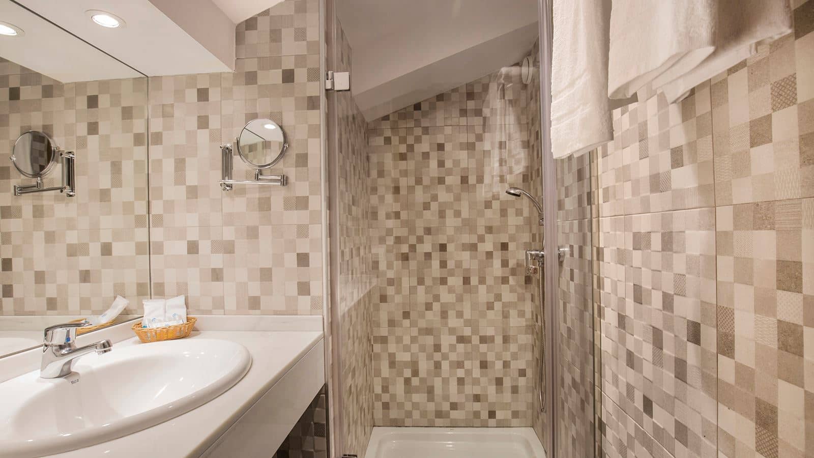 rooms-quadrruple-room